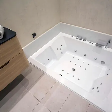 بيت الحب Balneo Sauna Pierre Corneille ! ليون